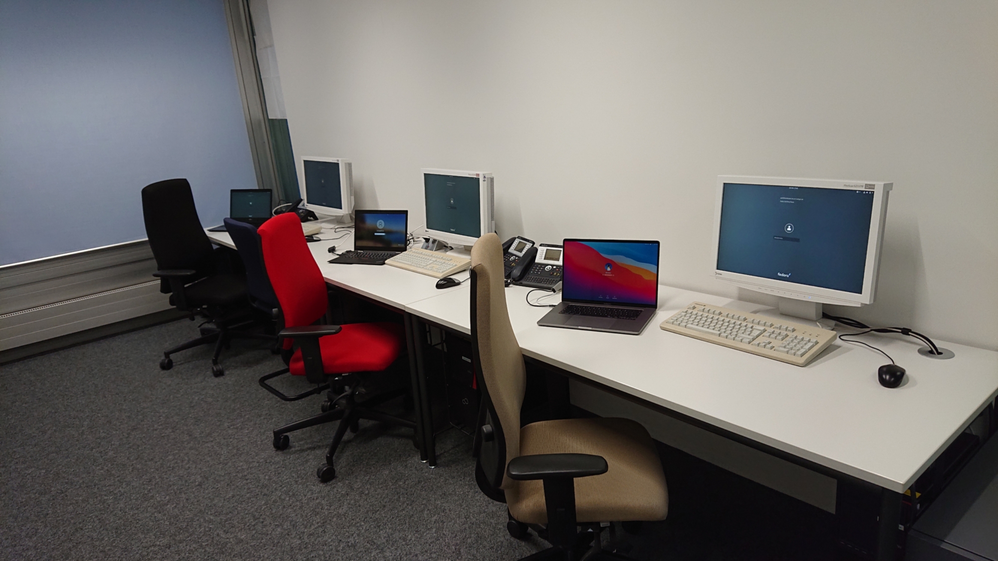 Bild Büro mit Schreibtischen und Computern